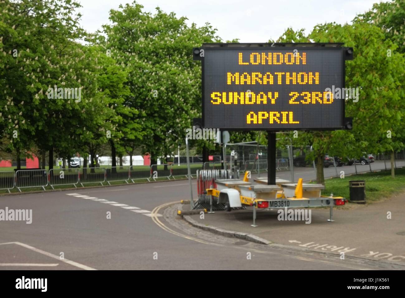 London, UK. 21. April 2017. Vorbereitungen für dieses Sonntags-London-Marathon auf Blackheath und Greenwich Park, Süd-Ost-London. Kredit: Claire Doherty/Alamy Live News Stockfoto