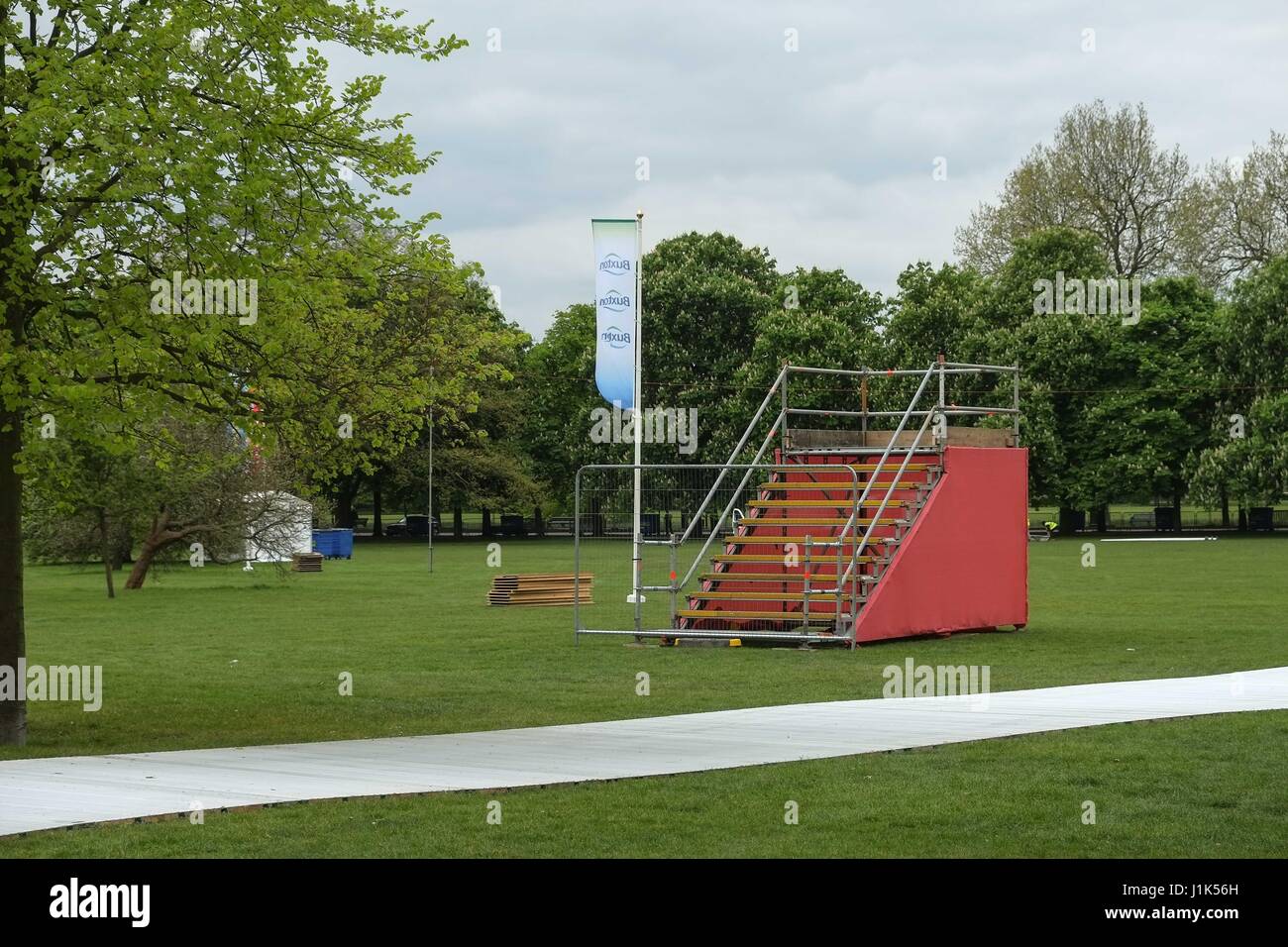 London, UK. 21. April 2017. Vorbereitungen für dieses Sonntags-London-Marathon auf Blackheath und Greenwich Park, Süd-Ost-London. Kredit: Claire Doherty/Alamy Live News Stockfoto