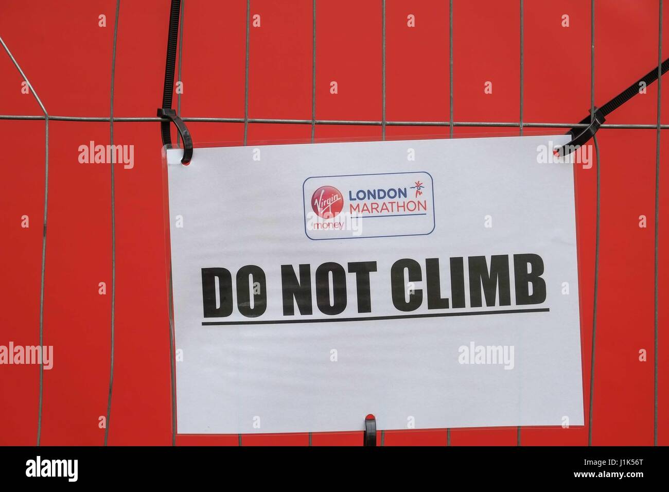 London, UK. 21. April 2017. Vorbereitungen für dieses Sonntags-London-Marathon auf Blackheath und Greenwich Park, Süd-Ost-London. Kredit: Claire Doherty/Alamy Live News Stockfoto