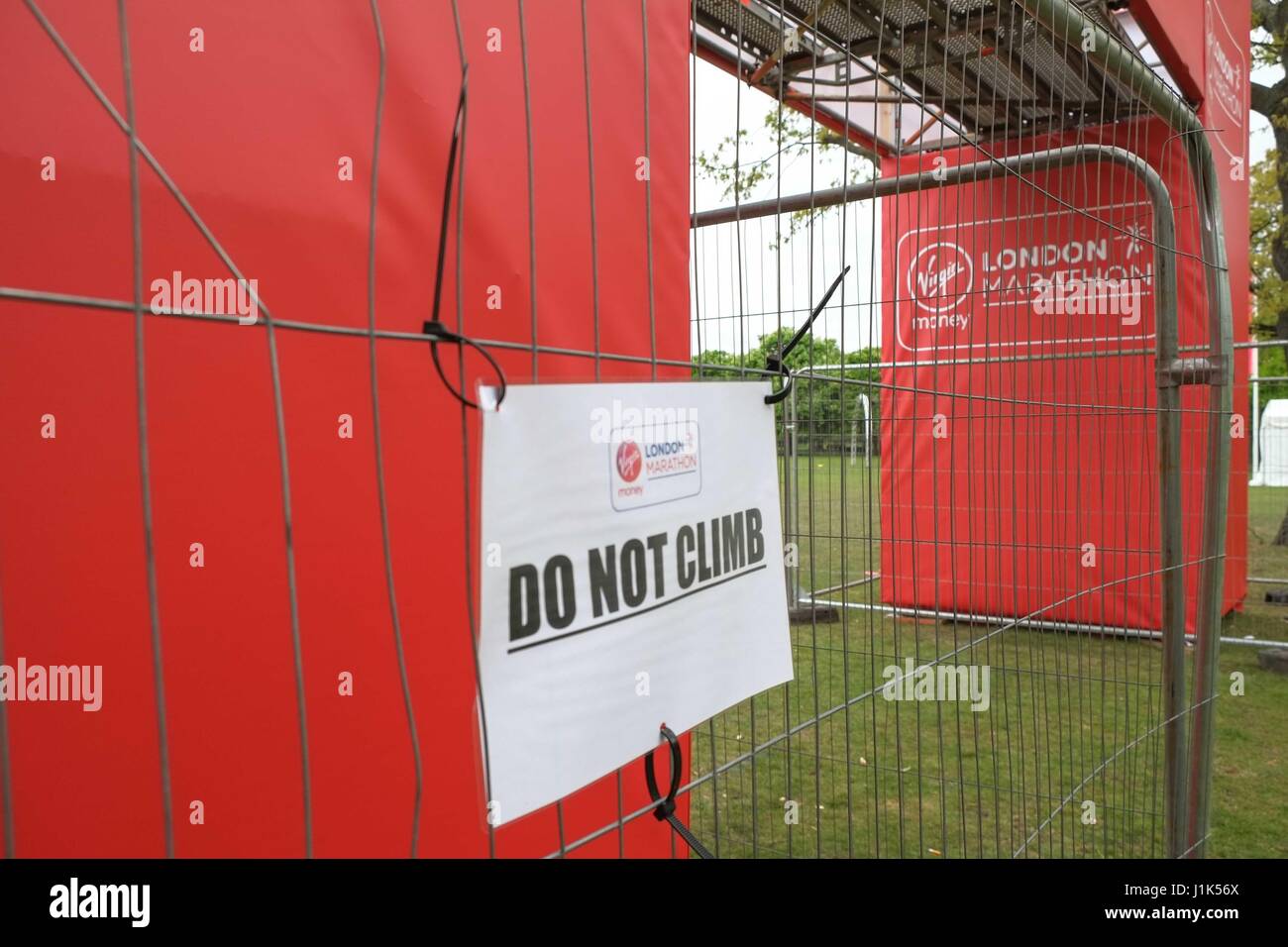 London, UK. 21. April 2017. Vorbereitungen für dieses Sonntags-London-Marathon auf Blackheath und Greenwich Park, Süd-Ost-London. Kredit: Claire Doherty/Alamy Live News Stockfoto