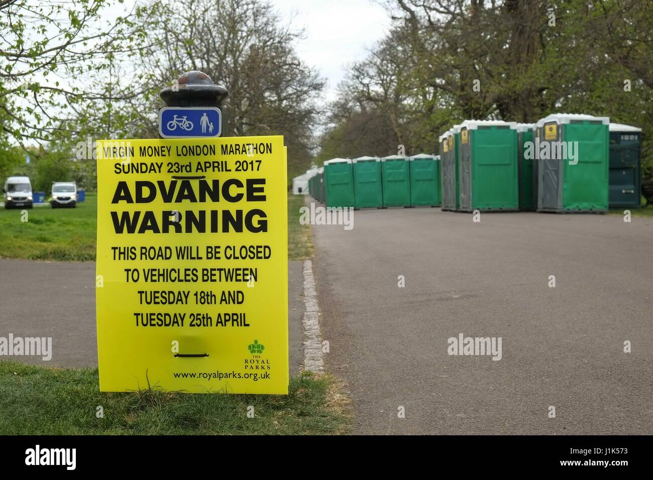 London, UK. 21. April 2017. Vorbereitungen für dieses Sonntags-London-Marathon auf Blackheath und Greenwich Park, Süd-Ost-London. Kredit: Claire Doherty/Alamy Live News Stockfoto