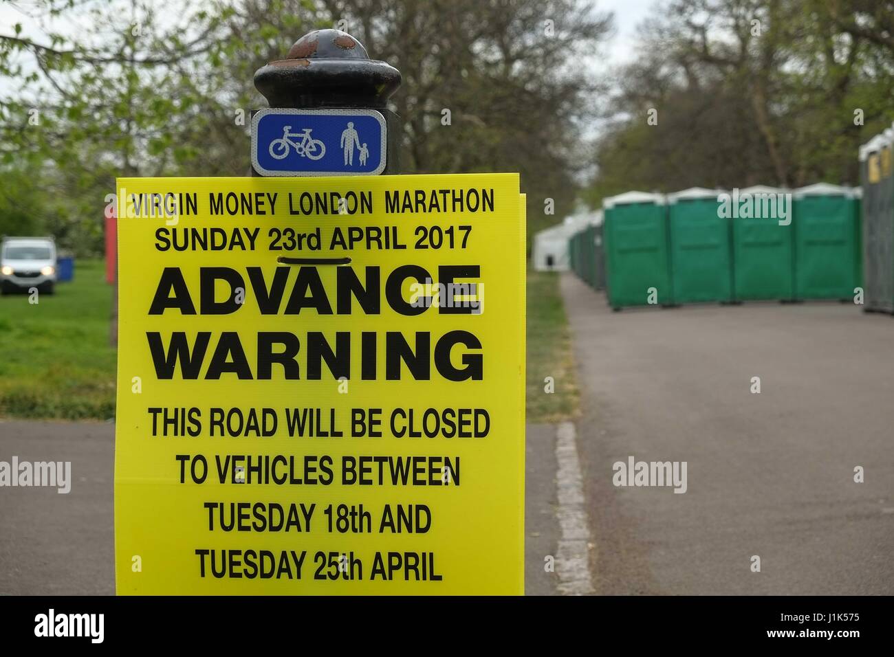 London, UK. 21. April 2017. Vorbereitungen für dieses Sonntags-London-Marathon auf Blackheath und Greenwich Park, Süd-Ost-London. Kredit: Claire Doherty/Alamy Live News Stockfoto