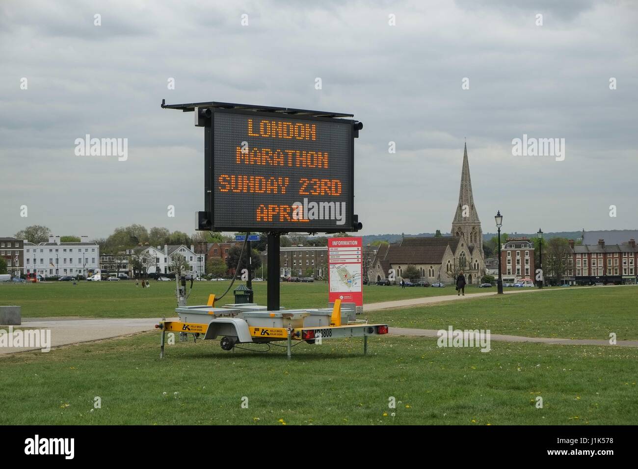 London, UK. 21. April 2017. Vorbereitungen für dieses Sonntags-London-Marathon auf Blackheath und Greenwich Park, Süd-Ost-London. Kredit: Claire Doherty/Alamy Live News Stockfoto