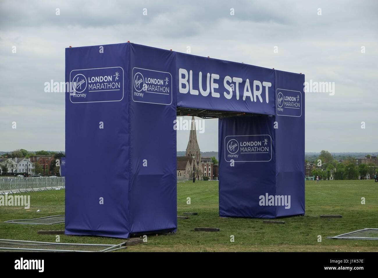 London, UK. 21. April 2017. Vorbereitungen für dieses Sonntags-London-Marathon auf Blackheath und Greenwich Park, Süd-Ost-London. Kredit: Claire Doherty/Alamy Live News Stockfoto