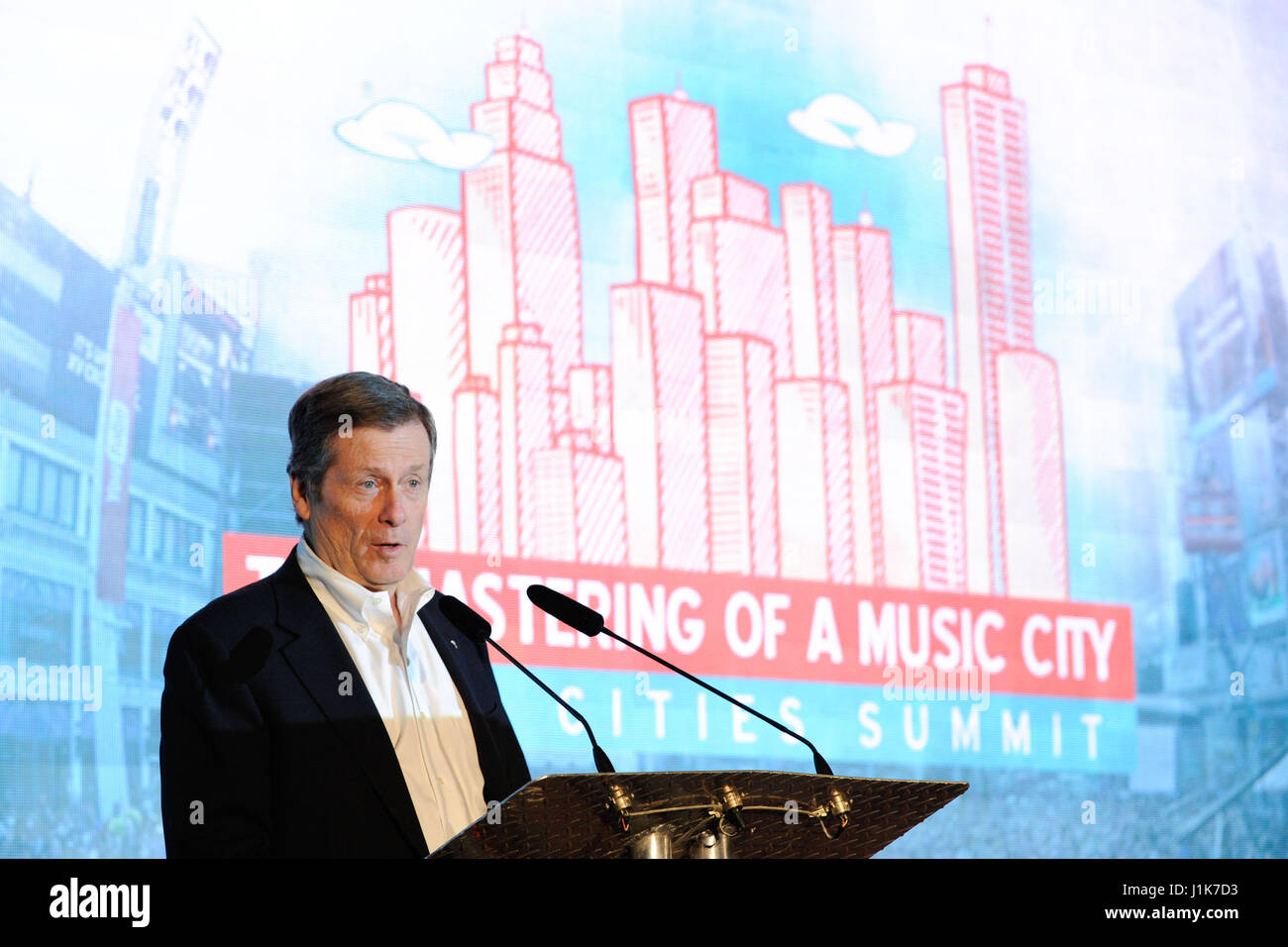 Toronto, Kanada. 21. April 2017. Toronto Bürgermeister John Tory stellt Pläne, Torontos Musikszene während der Eröffnungsrede auf der Canadian Music Week Music Cities Summit am 21. April 2017 in Toronto zu stärken. Bildnachweis: EXImages/Alamy Live-Nachrichten Stockfoto