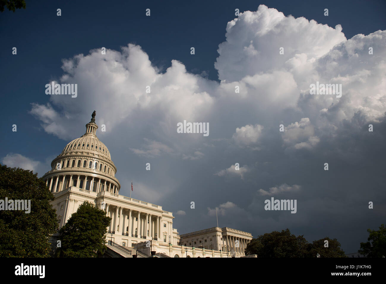 Washington, DC, USA. 21. April 2017. Gewitterwolken überbauen das Kapitol in Washington. Mehreren Sturmsysteme zog durch die Gegend Freitag Nachmittag. Bildnachweis: Robin Loznak/ZUMA Draht/Alamy Live-Nachrichten Stockfoto