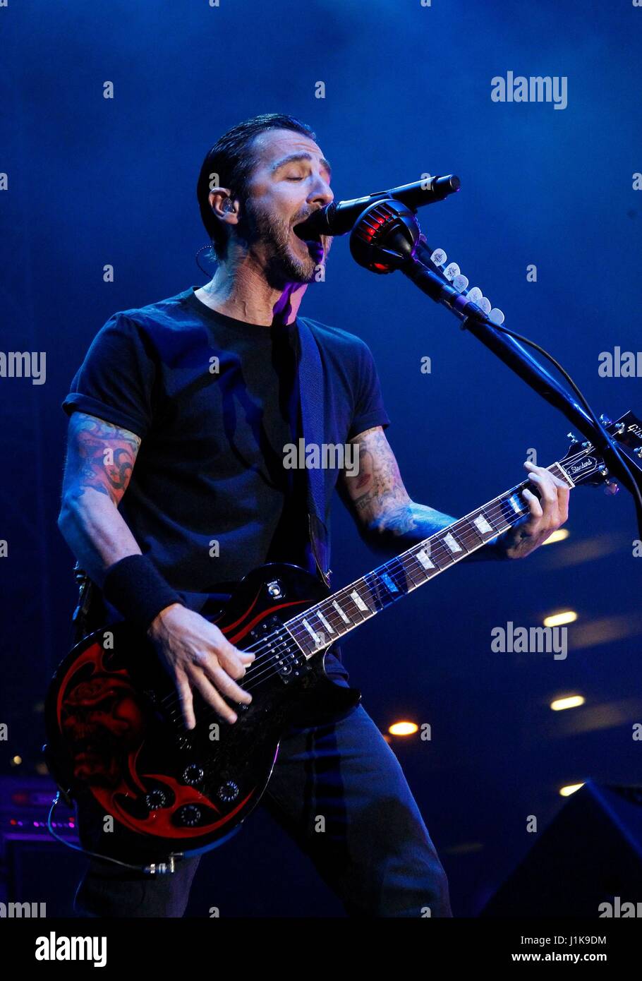 Las Vegas, NV, USA. 21. April 2017. Sully Erna von Godsmack für 2017 Las Rageous Festival - Fr, Downtown Las Vegas Events Center, Las Vegas, NV 21. April 2017 auf der Bühne. Bildnachweis: JA/Everett Collection/Alamy Live-Nachrichten Stockfoto