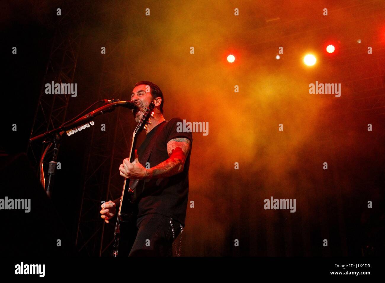 Las Vegas, NV, USA. 21. April 2017. Sully Erna von Godsmack für 2017 Las Rageous Festival - Fr, Downtown Las Vegas Events Center, Las Vegas, NV 21. April 2017 auf der Bühne. Bildnachweis: JA/Everett Collection/Alamy Live-Nachrichten Stockfoto