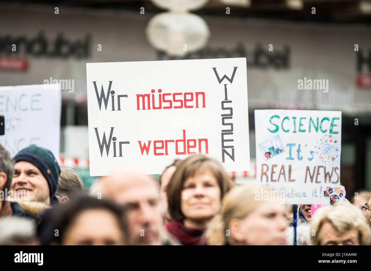 22. April 2017 - MÃ¼Nchen, Bayern, Deutschland - zeitgleich mit Earth Day teilgenommen mehr als 500 Städten weltweit im März für die Wissenschaft - eine koordinierte Demonstration entwickelt, um Unterstützung für die Wissenschaften in der Ära Post-Fakten zu verstärken. Wissenschaftler und Pädagogen Wissenschaft habe gefühlt, dass sie unter Beschuss durch gefälschte Nachrichten, zunehmende Skepsis, Verschwörungen und feindliche Politik gewesen. Trotz unparteiisch und unpolitisch, wie auch als dieser März in Deutschland, hat die eigene "Krieg gegen die Wissenschaft '' und defunding Fragen, die Gruppe richtet sich viel seiner Aufmerksamkeit gegenüber den Trump Administ Stockfoto