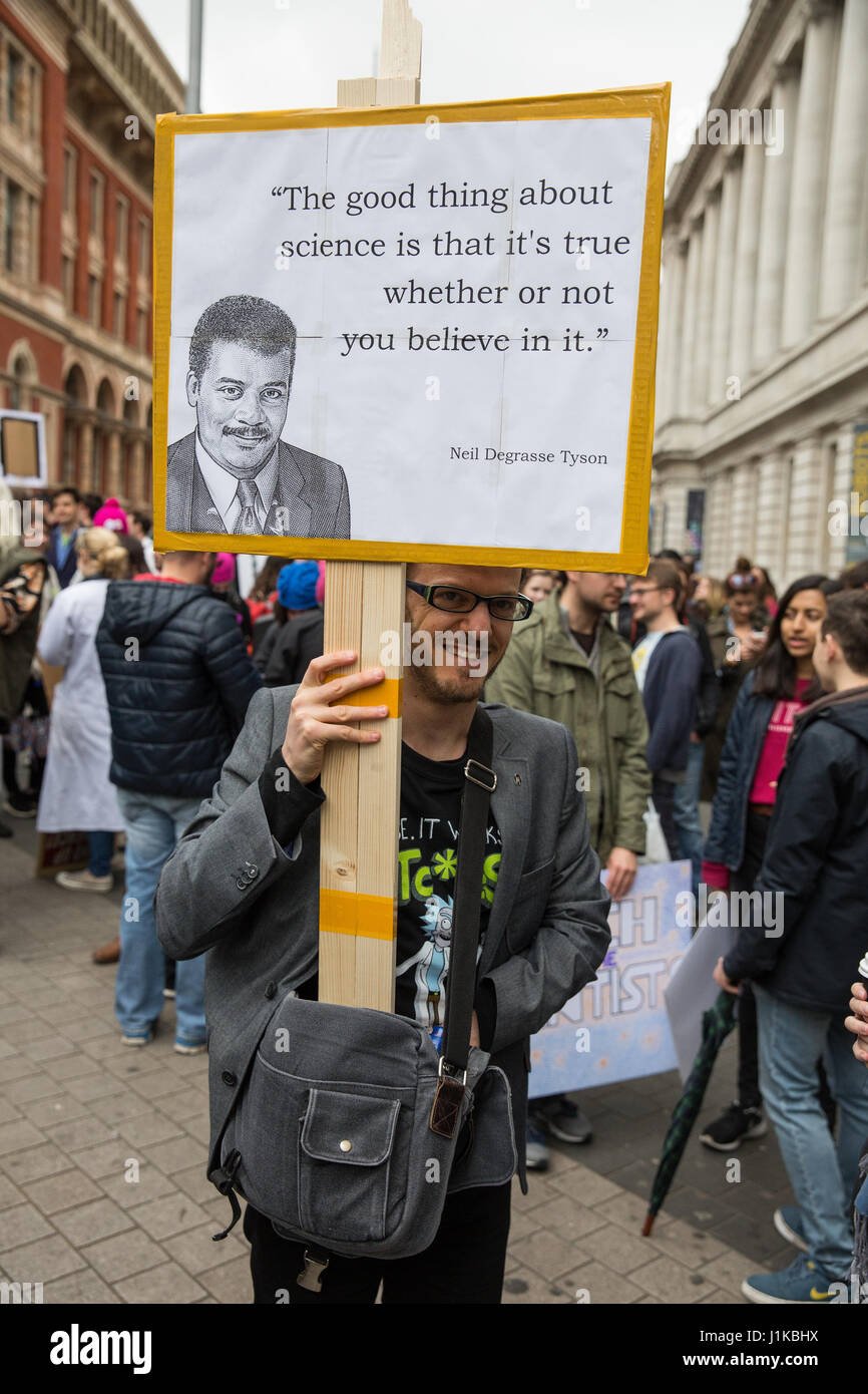 London, UK. 22. April 2017. Ein Wissenschaftler bereitet durch die Londoner auf der "Marsch für die Wissenschaft" März als Teil des globalen Protestmarsch im Namen der Wissenschaft. Die Organisatoren des Marsches, am Tag der Erde stattfand, erklärte, dass Wissenschaft "angegriffen" wird von der Administration von Präsident Trump, mit Kürzungen der Forschungsförderung zu Klimawandel und Krebs und umstrittene Aussagen von Beratern wie Scott Pruitt, Kopf der US Environmental Protection Agency, die bestritten, dass Kohlendioxid-Emissionen eine Hauptursache der globalen Erwärmung sind. Bildnachweis: Mark Kerrison/Alamy Live-Nachrichten Stockfoto