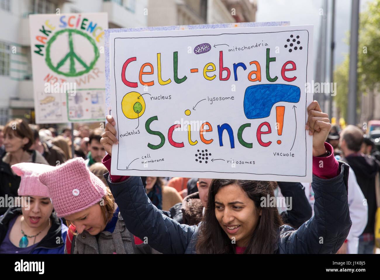 London, UK. 22. April 2017. Wissenschaftler, Marsch durch die Londoner auf der "Marsch für die Wissenschaft" als Teil des globalen Protestmarsch im Namen der Wissenschaft. Die Organisatoren des Marsches, am Tag der Erde stattfand, erklärte, dass Wissenschaft "angegriffen" wird von der Administration von Präsident Trump, mit Kürzungen der Forschungsförderung zu Klimawandel und Krebs und umstrittene Aussagen von Beratern wie Scott Pruitt, Kopf der US Environmental Protection Agency, die bestritten, dass Kohlendioxid-Emissionen eine Hauptursache der globalen Erwärmung sind. Bildnachweis: Mark Kerrison/Alamy Live-Nachrichten Stockfoto