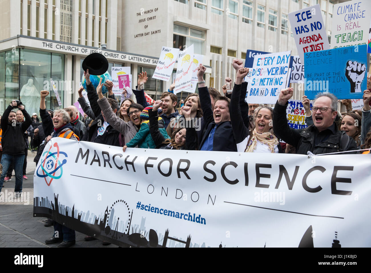 London, UK. 22. April 2017. Wissenschaftler, Marsch durch die Londoner auf der "Marsch für die Wissenschaft" als Teil des globalen Protestmarsch im Namen der Wissenschaft. Die Organisatoren des Marsches, am Tag der Erde stattfand, erklärte, dass Wissenschaft "angegriffen" wird von der Administration von Präsident Trump, mit Kürzungen der Forschungsförderung zu Klimawandel und Krebs und umstrittene Aussagen von Beratern wie Scott Pruitt, Kopf der US Environmental Protection Agency, die bestritten, dass Kohlendioxid-Emissionen eine Hauptursache der globalen Erwärmung sind. Bildnachweis: Mark Kerrison/Alamy Live-Nachrichten Stockfoto