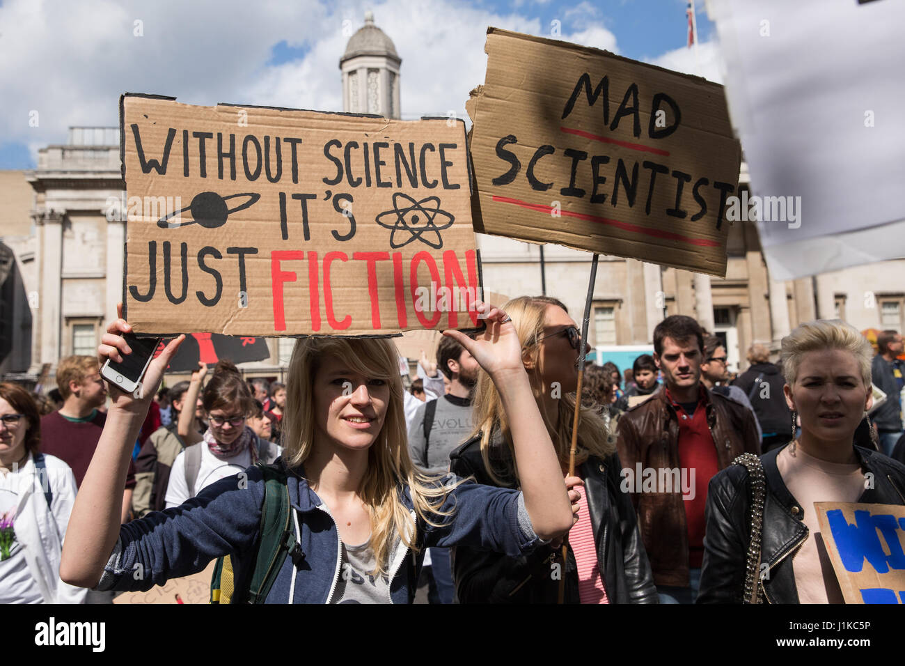 London, UK. 22. April 2017. Wissenschaftler, Marsch durch die Londoner auf der "Marsch für die Wissenschaft" als Teil des globalen Protestmarsch im Namen der Wissenschaft. Die Organisatoren des Marsches, am Tag der Erde stattfand, erklärte, dass Wissenschaft "angegriffen" wird von der Administration von Präsident Trump, mit Kürzungen der Forschungsförderung zu Klimawandel und Krebs und umstrittene Aussagen von Beratern wie Scott Pruitt, Kopf der US Environmental Protection Agency, die bestritten, dass Kohlendioxid-Emissionen eine Hauptursache der globalen Erwärmung sind. Stockfoto