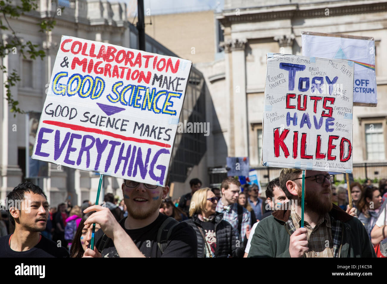 London, UK. 22. April 2017. Wissenschaftler, Marsch durch die Londoner auf der "Marsch für die Wissenschaft" als Teil des globalen Protestmarsch im Namen der Wissenschaft. Die Organisatoren des Marsches, am Tag der Erde stattfand, erklärte, dass Wissenschaft "angegriffen" wird von der Administration von Präsident Trump, mit Kürzungen der Forschungsförderung zu Klimawandel und Krebs und umstrittene Aussagen von Beratern wie Scott Pruitt, Kopf der US Environmental Protection Agency, die bestritten, dass Kohlendioxid-Emissionen eine Hauptursache der globalen Erwärmung sind. Stockfoto