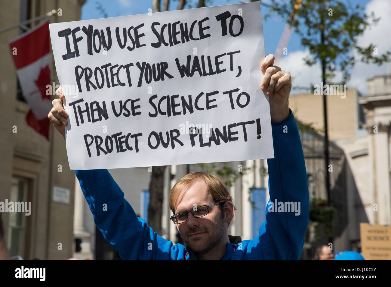 London, UK. 22. April 2017. Wissenschaftler, Marsch durch die Londoner auf der "Marsch für die Wissenschaft" als Teil des globalen Protestmarsch im Namen der Wissenschaft. Die Organisatoren des Marsches, am Tag der Erde stattfand, erklärte, dass Wissenschaft "angegriffen" wird von der Administration von Präsident Trump, mit Kürzungen der Forschungsförderung zu Klimawandel und Krebs und umstrittene Aussagen von Beratern wie Scott Pruitt, Kopf der US Environmental Protection Agency, die bestritten, dass Kohlendioxid-Emissionen eine Hauptursache der globalen Erwärmung sind. Stockfoto
