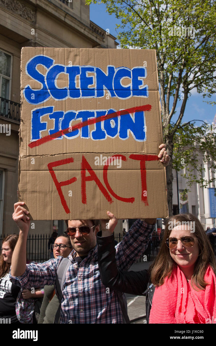 London, UK. 22. April 2017. Wissenschaftler, Marsch durch die Londoner auf der "Marsch für die Wissenschaft" als Teil des globalen Protestmarsch im Namen der Wissenschaft. Die Organisatoren des Marsches, am Tag der Erde stattfand, erklärte, dass Wissenschaft "angegriffen" wird von der Administration von Präsident Trump, mit Kürzungen der Forschungsförderung zu Klimawandel und Krebs und umstrittene Aussagen von Beratern wie Scott Pruitt, Kopf der US Environmental Protection Agency, die bestritten, dass Kohlendioxid-Emissionen eine Hauptursache der globalen Erwärmung sind. Stockfoto