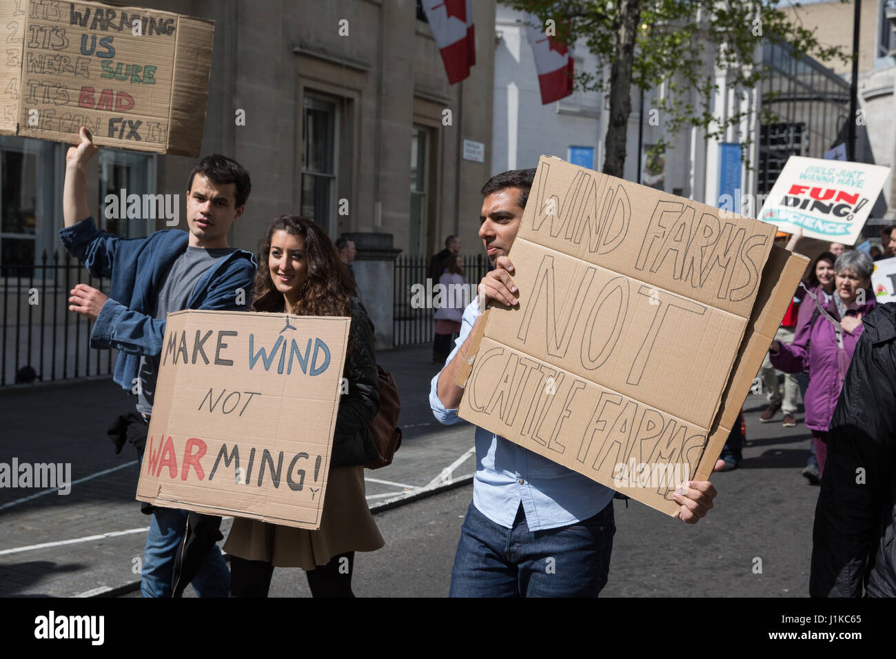 London, UK. 22. April 2017. Wissenschaftler, Marsch durch die Londoner auf der "Marsch für die Wissenschaft" als Teil des globalen Protestmarsch im Namen der Wissenschaft. Die Organisatoren des Marsches, am Tag der Erde stattfand, erklärte, dass Wissenschaft "angegriffen" wird von der Administration von Präsident Trump, mit Kürzungen der Forschungsförderung zu Klimawandel und Krebs und umstrittene Aussagen von Beratern wie Scott Pruitt, Kopf der US Environmental Protection Agency, die bestritten, dass Kohlendioxid-Emissionen eine Hauptursache der globalen Erwärmung sind. Stockfoto