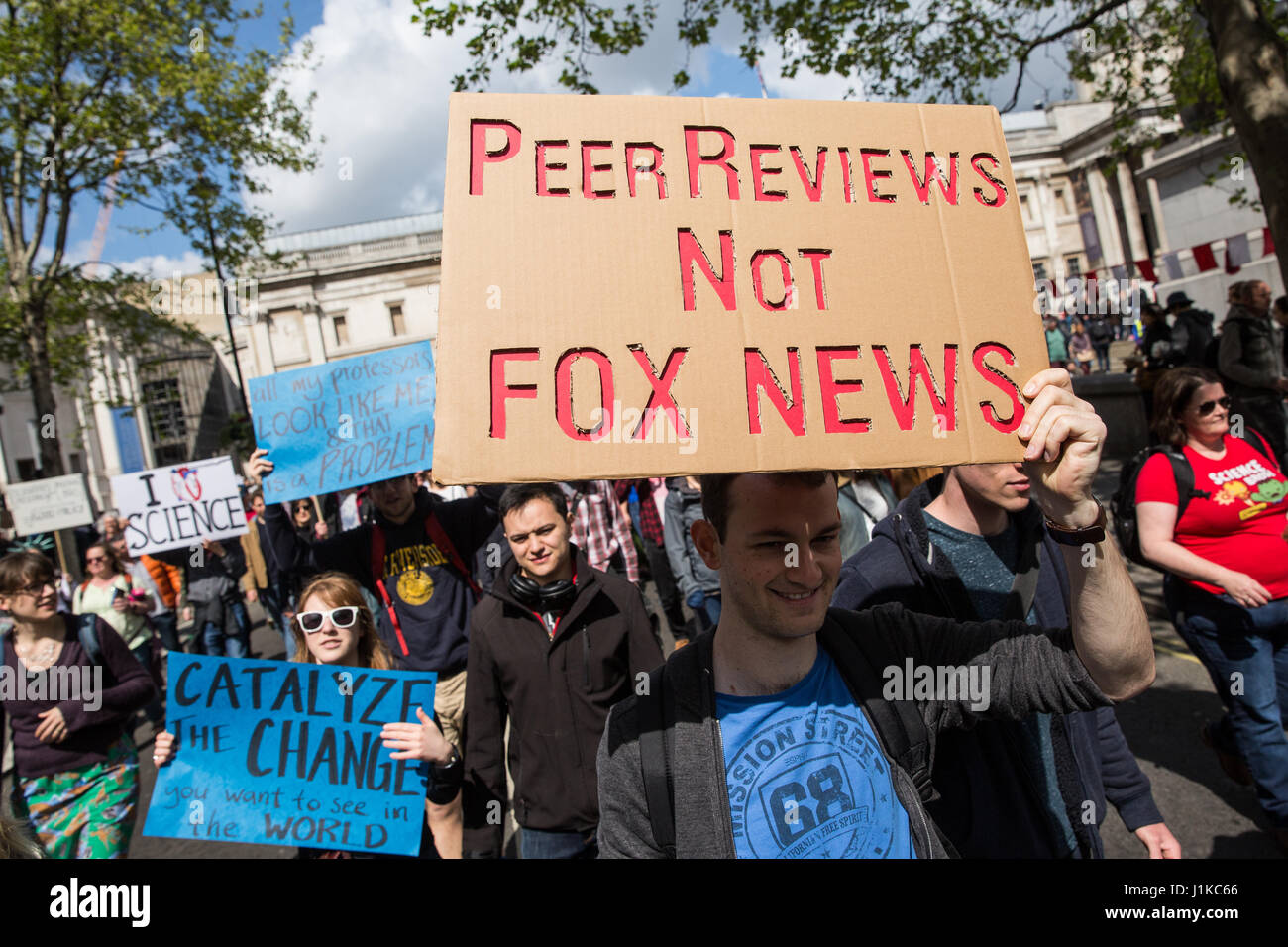 London, UK. 22. April 2017. Wissenschaftler, Marsch durch die Londoner auf der "Marsch für die Wissenschaft" als Teil des globalen Protestmarsch im Namen der Wissenschaft. Die Organisatoren des Marsches, am Tag der Erde stattfand, erklärte, dass Wissenschaft "angegriffen" wird von der Administration von Präsident Trump, mit Kürzungen der Forschungsförderung zu Klimawandel und Krebs und umstrittene Aussagen von Beratern wie Scott Pruitt, Kopf der US Environmental Protection Agency, die bestritten, dass Kohlendioxid-Emissionen eine Hauptursache der globalen Erwärmung sind. Stockfoto