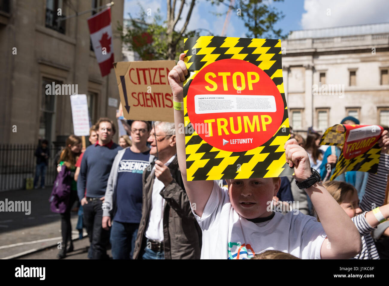 London, UK. 22. April 2017. Wissenschaftler, Marsch durch die Londoner auf der "Marsch für die Wissenschaft" als Teil des globalen Protestmarsch im Namen der Wissenschaft. Die Organisatoren des Marsches, am Tag der Erde stattfand, erklärte, dass Wissenschaft "angegriffen" wird von der Administration von Präsident Trump, mit Kürzungen der Forschungsförderung zu Klimawandel und Krebs und umstrittene Aussagen von Beratern wie Scott Pruitt, Kopf der US Environmental Protection Agency, die bestritten, dass Kohlendioxid-Emissionen eine Hauptursache der globalen Erwärmung sind. Stockfoto