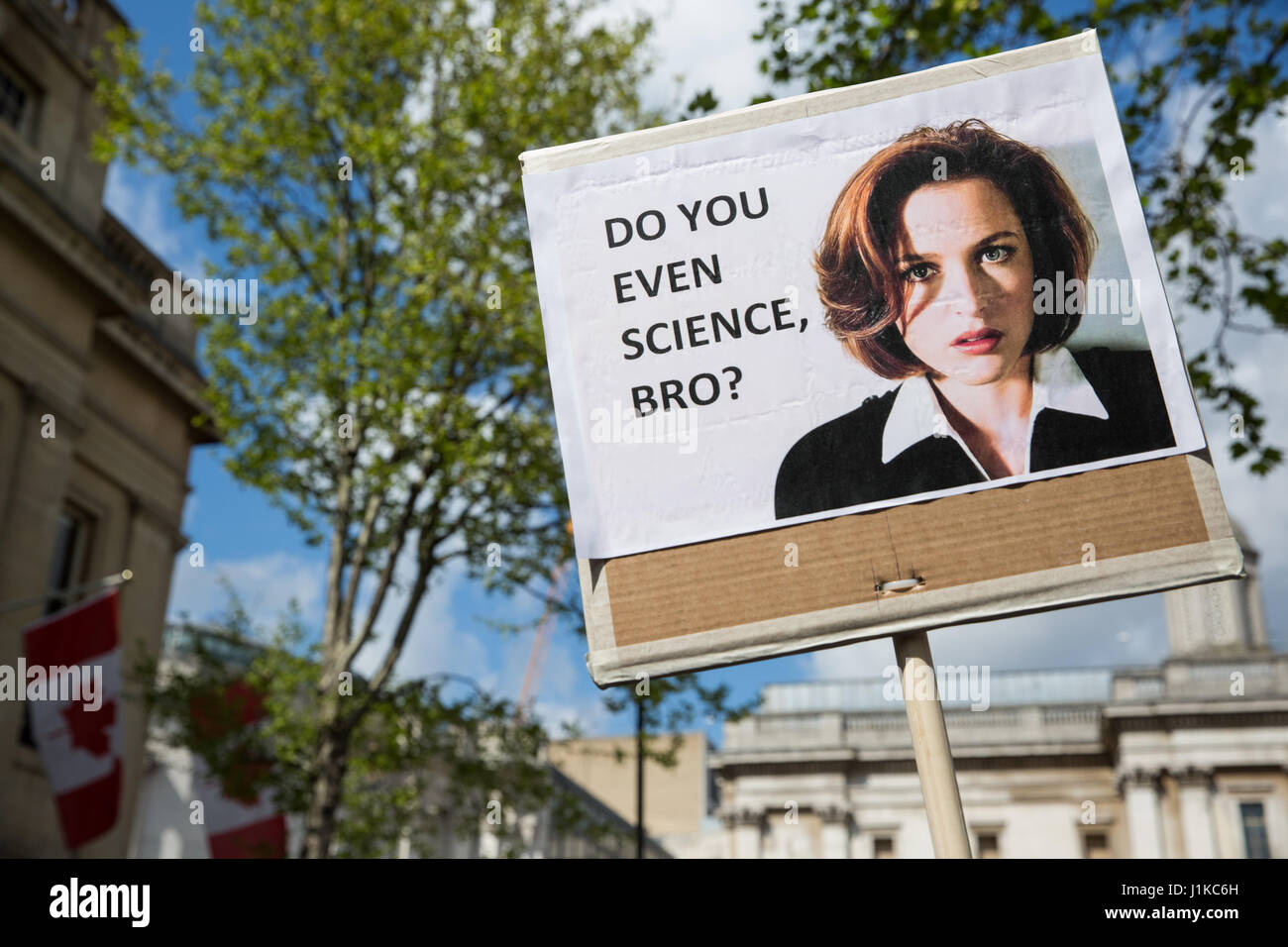 London, UK. 22. April 2017. Wissenschaftler, Marsch durch die Londoner auf der "Marsch für die Wissenschaft" als Teil des globalen Protestmarsch im Namen der Wissenschaft. Die Organisatoren des Marsches, am Tag der Erde stattfand, erklärte, dass Wissenschaft "angegriffen" wird von der Administration von Präsident Trump, mit Kürzungen der Forschungsförderung zu Klimawandel und Krebs und umstrittene Aussagen von Beratern wie Scott Pruitt, Kopf der US Environmental Protection Agency, die bestritten, dass Kohlendioxid-Emissionen eine Hauptursache der globalen Erwärmung sind. Stockfoto