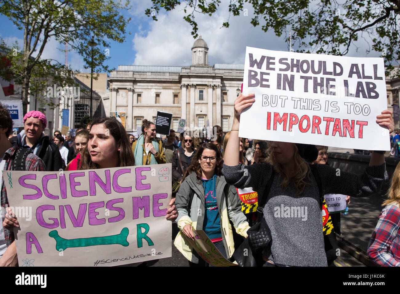 London, UK. 22. April 2017. Wissenschaftler, Marsch durch die Londoner auf der "Marsch für die Wissenschaft" als Teil des globalen Protestmarsch im Namen der Wissenschaft. Die Organisatoren des Marsches, am Tag der Erde stattfand, erklärte, dass Wissenschaft "angegriffen" wird von der Administration von Präsident Trump, mit Kürzungen der Forschungsförderung zu Klimawandel und Krebs und umstrittene Aussagen von Beratern wie Scott Pruitt, Kopf der US Environmental Protection Agency, die bestritten, dass Kohlendioxid-Emissionen eine Hauptursache der globalen Erwärmung sind. Stockfoto