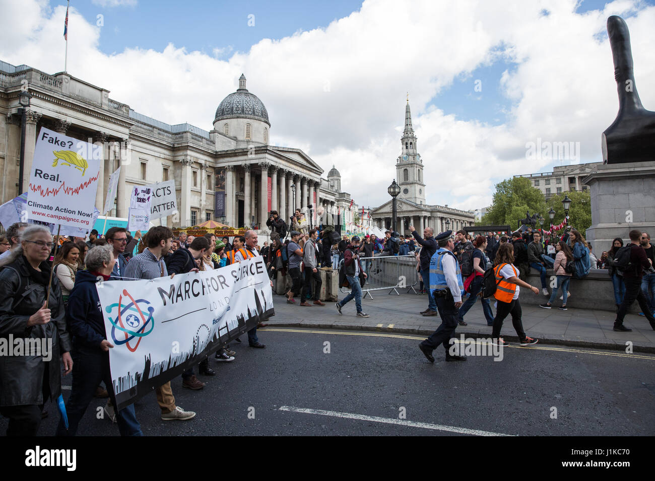 London, UK. 22. April 2017. Wissenschaftler, Marsch durch die Londoner auf der "Marsch für die Wissenschaft" als Teil des globalen Protestmarsch im Namen der Wissenschaft. Die Organisatoren des Marsches, am Tag der Erde stattfand, erklärte, dass Wissenschaft "angegriffen" wird von der Administration von Präsident Trump, mit Kürzungen der Forschungsförderung zu Klimawandel und Krebs und umstrittene Aussagen von Beratern wie Scott Pruitt, Kopf der US Environmental Protection Agency, die bestritten, dass Kohlendioxid-Emissionen eine Hauptursache der globalen Erwärmung sind. Stockfoto
