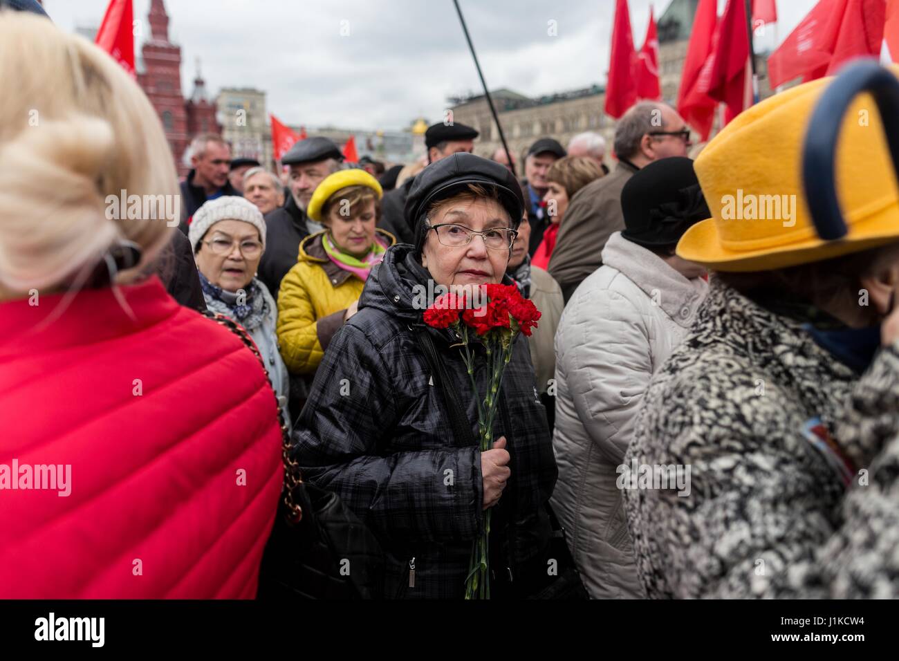 Moskau, Russland. 22. April 2017. Anhänger der russischen kommunistischen Partei besuchen eine Verlegung Flowershow Lenin Mausoleum in Moskau, Russland, am 22. April 2017. Personen nahmen an einer Verlegung Flowershow das Lenin Mausoleum des 147. Jahrestages seiner Geburt am Samstag. Bildnachweis: Evgeny Sinitsyny/Xinhua/Alamy Live-Nachrichten Stockfoto