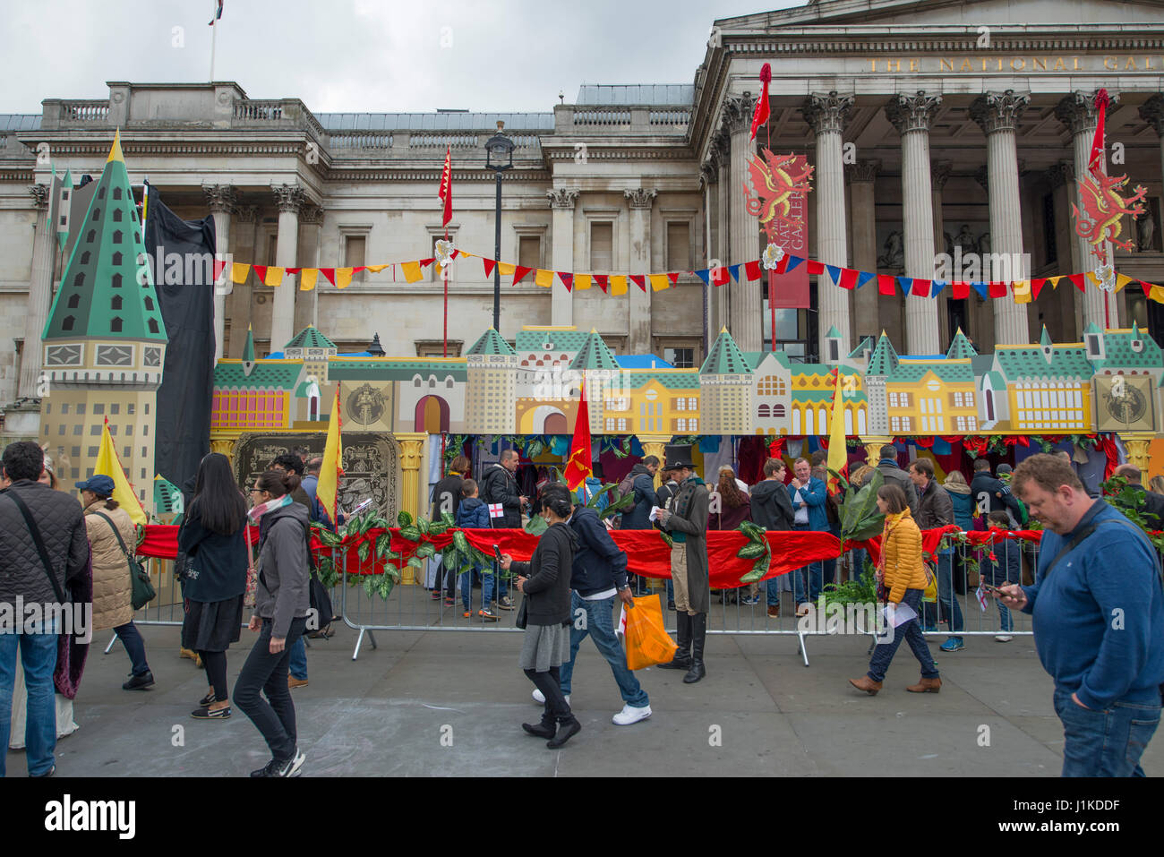 Trafalgar Square, London, UK. 22. April 2017. London feiert St. Georges Day an den Bürgermeister von London jährliche Fest des St. George. Der Platz ist gesäumt von Verkaufsständen, traditionelles englisches Essen, inspiriert durch die Ursprünge des 13. Jahrhunderts als ein Tag des Feierns. St. Georges Day fällt am 23. April. Bildnachweis: Malcolm Park/Alamy Live-Nachrichten Stockfoto