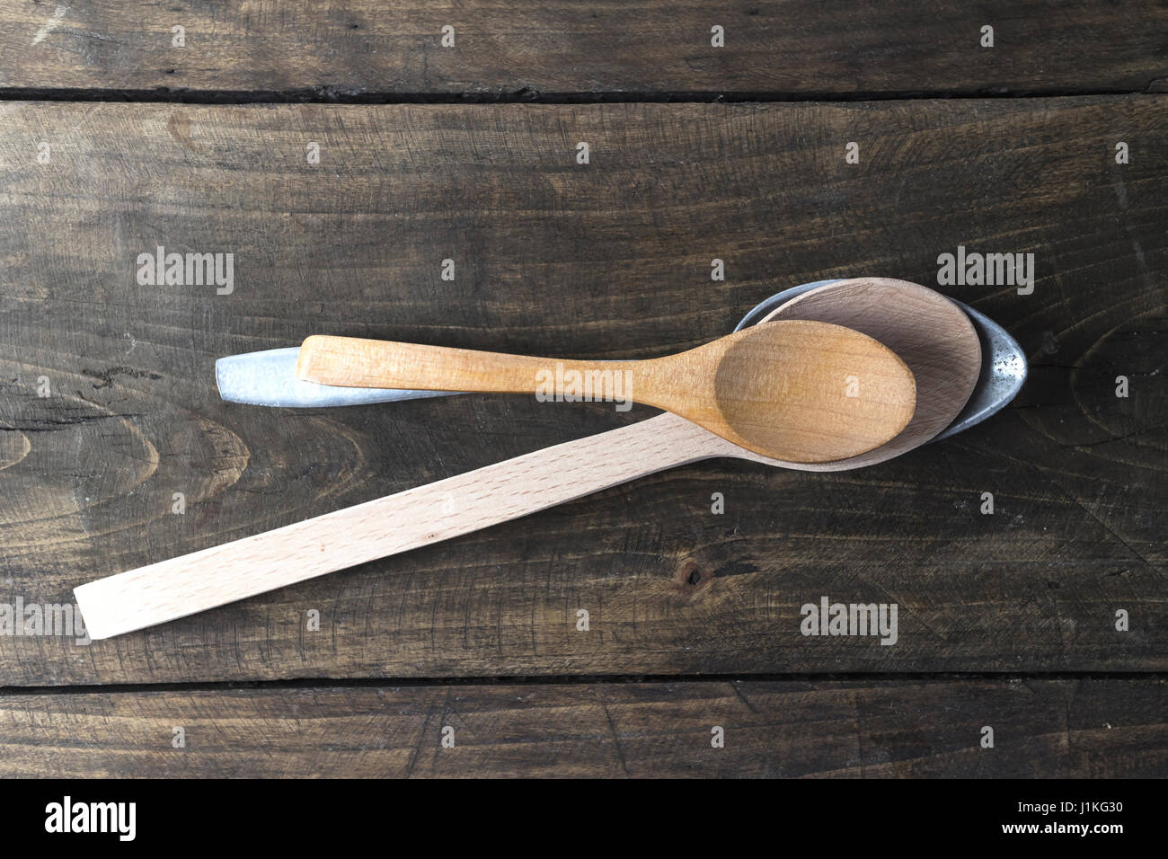 Holzlöffel auf alten Holztisch von oben Stockfoto