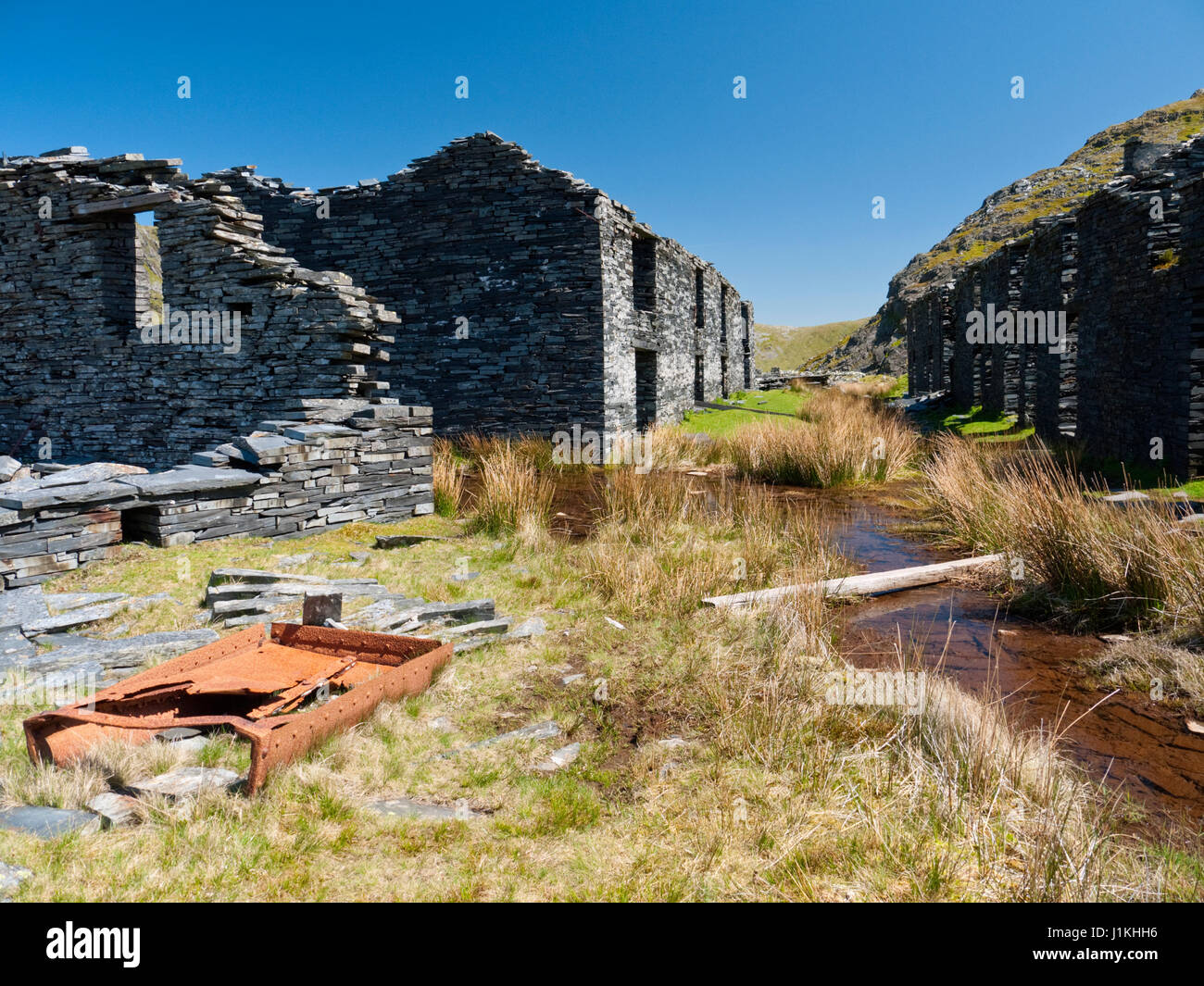 Ruinen aus der ehemaligen Rhosydd Schiefer Steinbruch in Llangefni y Moelwyn Rhosydd in den Bergen von Snowdonia Stockfoto