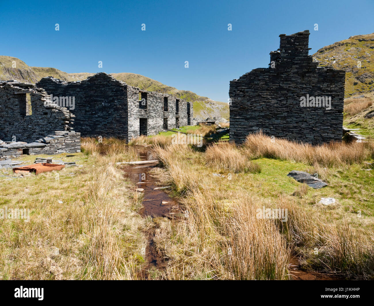 Ruinen aus der ehemaligen Rhosydd Schiefer Steinbruch in Llangefni y Moelwyn Rhosydd in den Bergen von Snowdonia Stockfoto