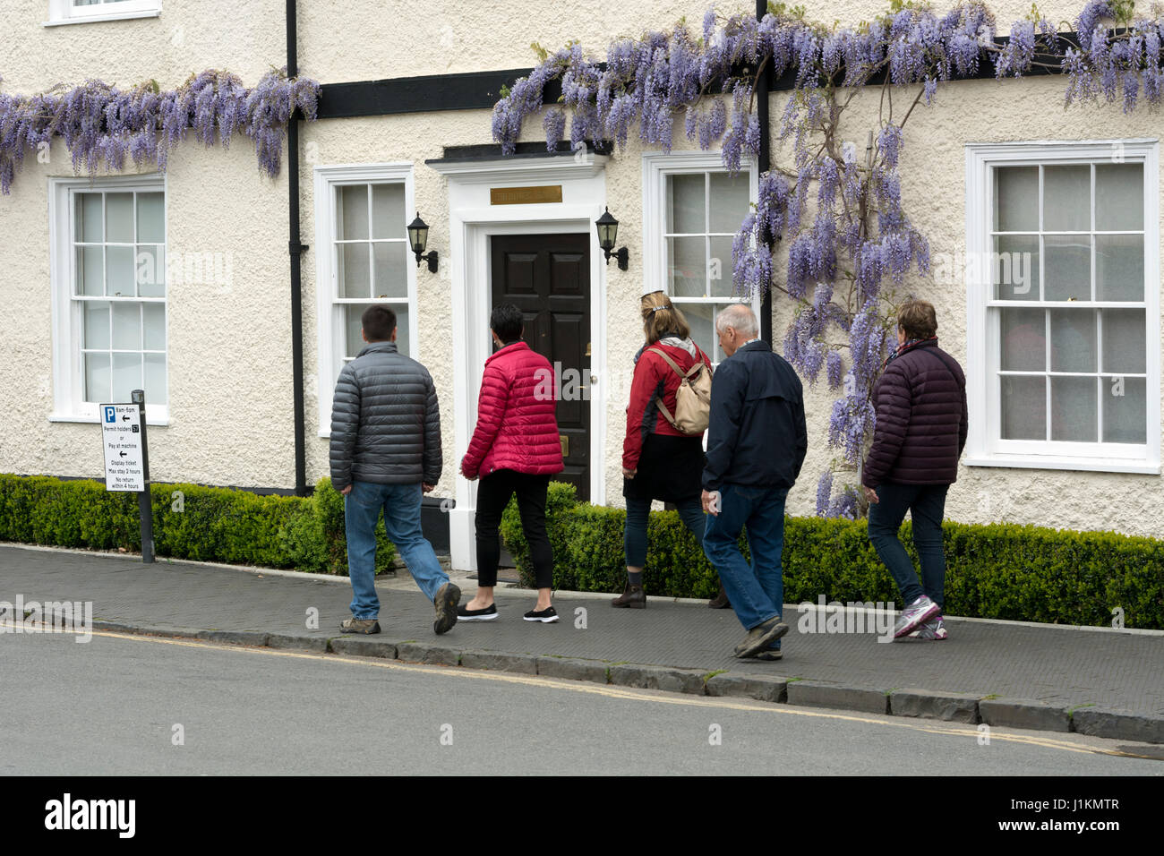 Touristen, die zu Fuß in die Altstadt, Stratford Warwickshire, England, UK Stockfoto