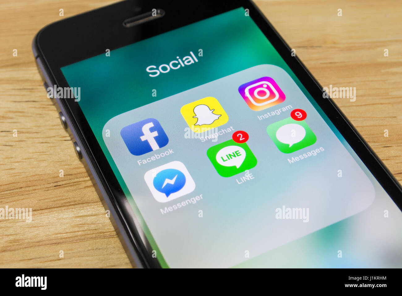 Bangkok, Thailand - 20. April 2017: Apple iPhone5s zeigt seinen Bildschirm mit beliebten social-Networking-Anwendungen. Stockfoto