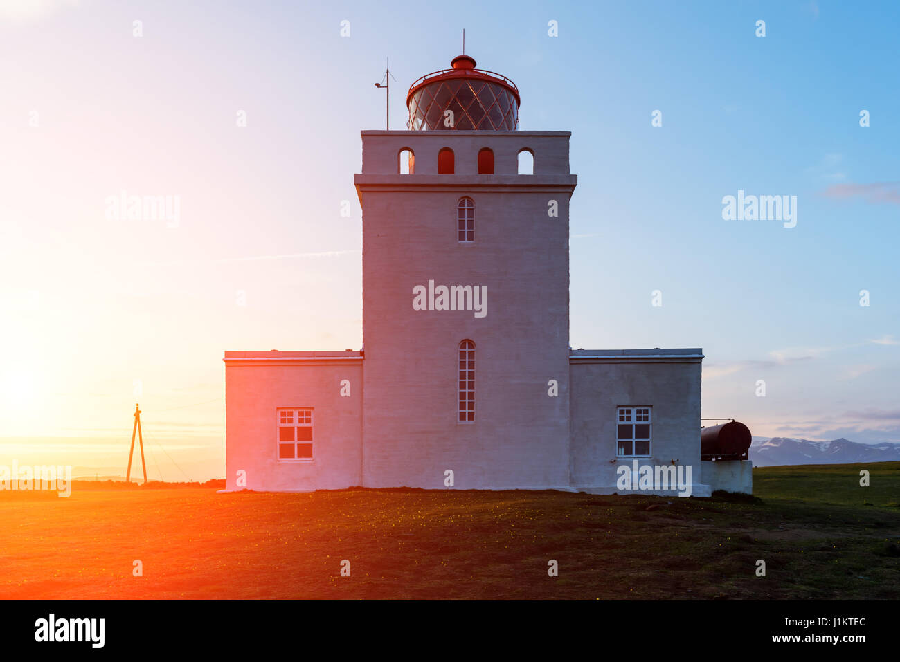 Weißen Leuchtturm am Kap Dyrhólaey, Island. Stockfoto