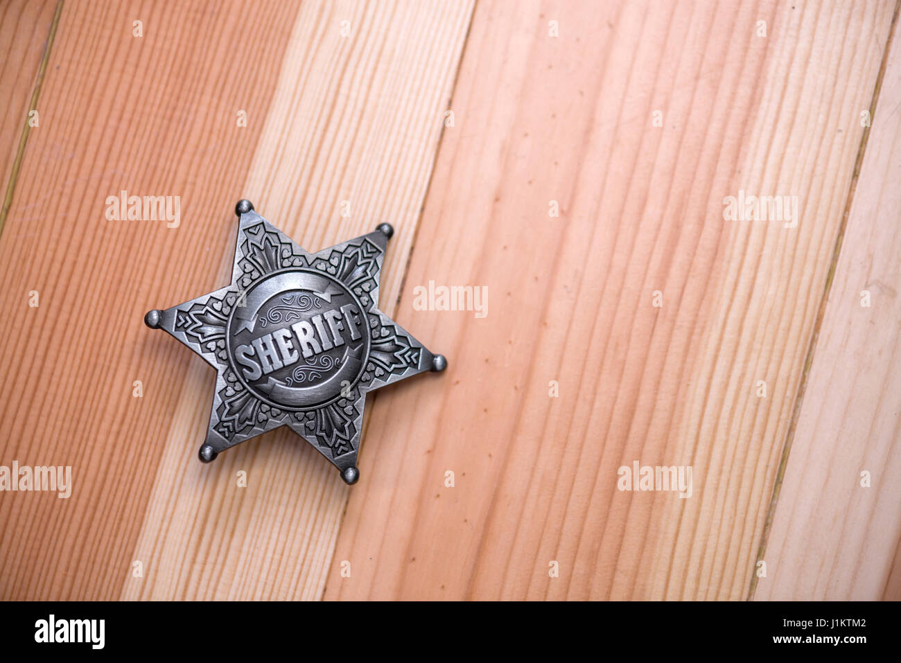 Sheriffstern auf Holztisch closeup Stockfoto