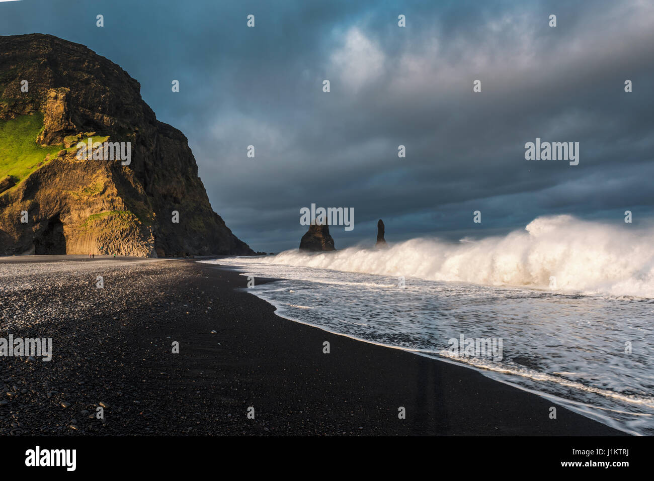 Basalt Felsformationen "Troll Zehen" am schwarzen Strand. Reynisdrangar, Vik, Island Stockfoto