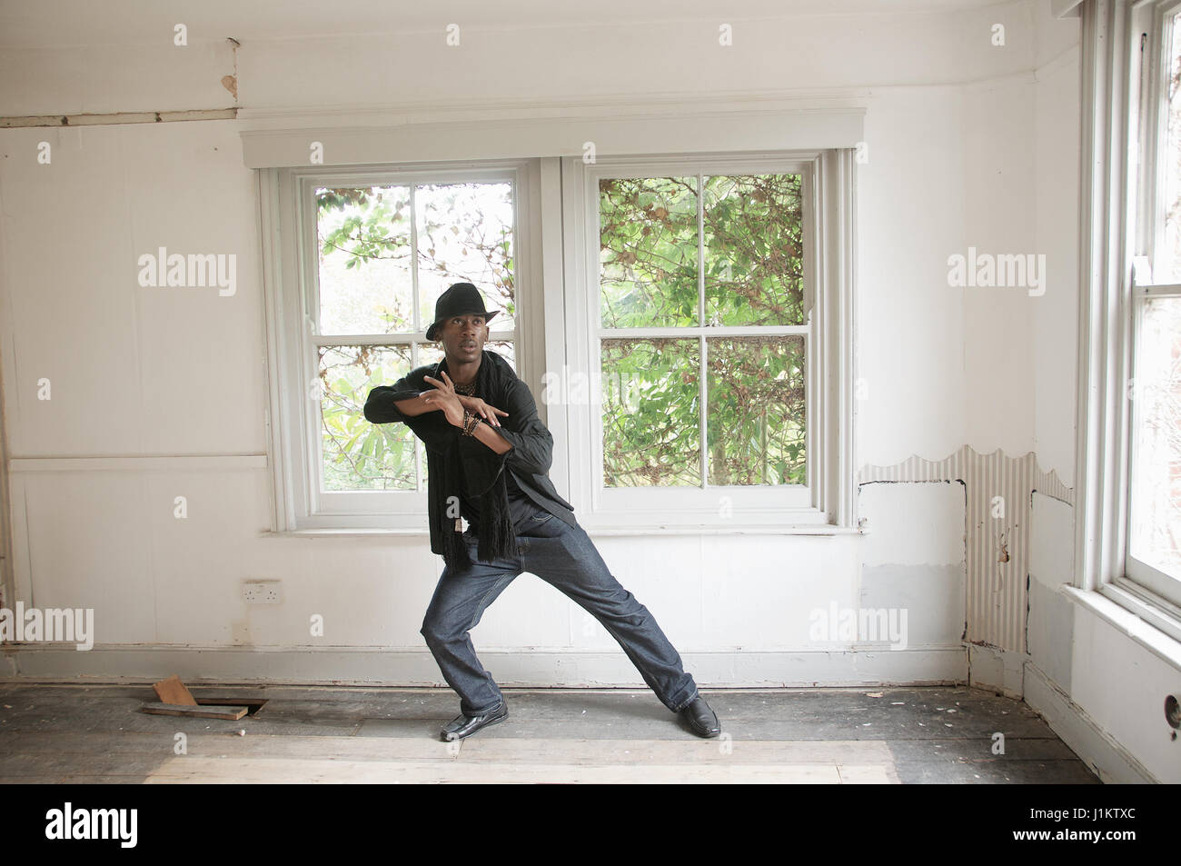 Junge schwarze zeitgenössische Tänzerin in einem verlassenen Haus Stockfoto