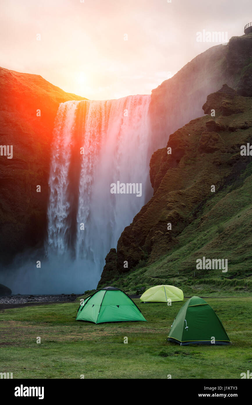 Zelte in der Nähe des berühmten Skogafoss Wasserfalls auf Skoga Fluss. Island, Europa Stockfoto