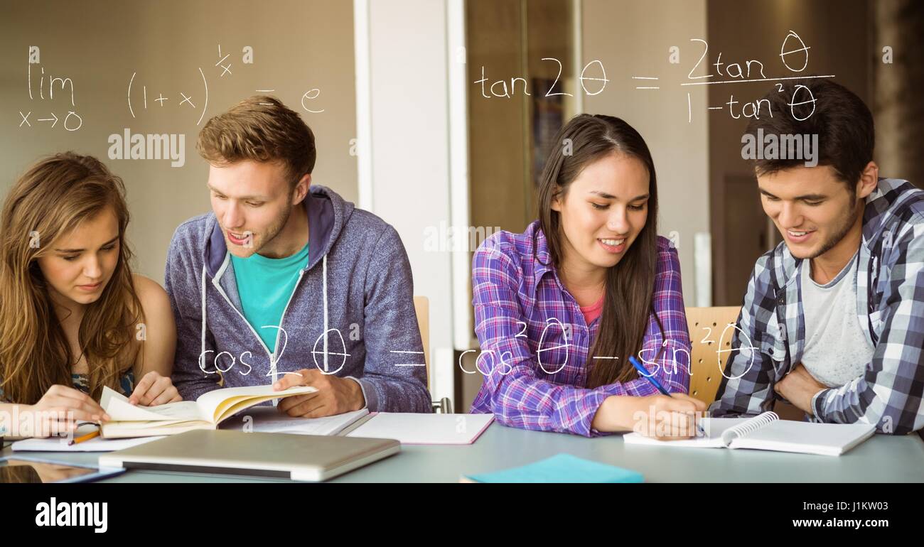 Digital Composite Digital zusammengesetztes Bild der verschiedenen mathematischen Gleichungen mit College-Studenten studieren im Hintergrund Stockfoto