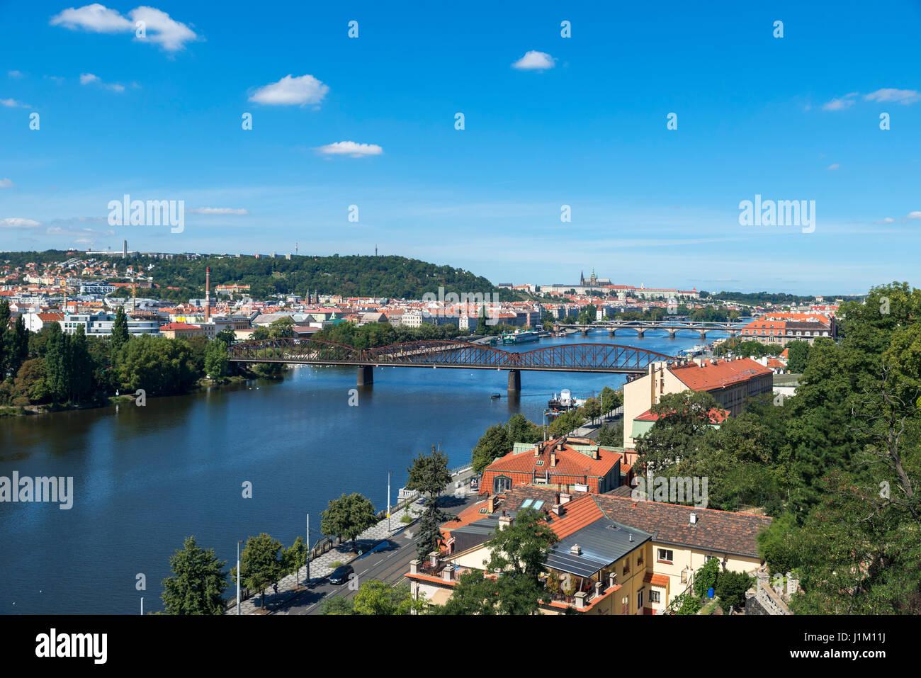 Blick über die Moldau Fluss in Richtung Altstadt von Vysehrad Zitadelle, Prag, Tschechische Republik Stockfoto