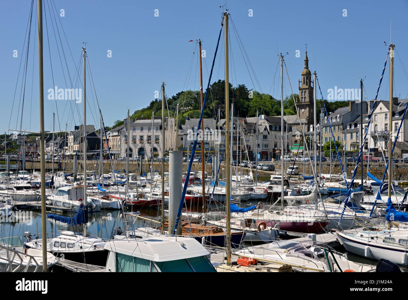 Marina und die Kirche Notre-Dame bei Binic, Gemeinde im Département Côtes-d ' Armor Bretagne im Nordwesten Frankreichs. Stockfoto