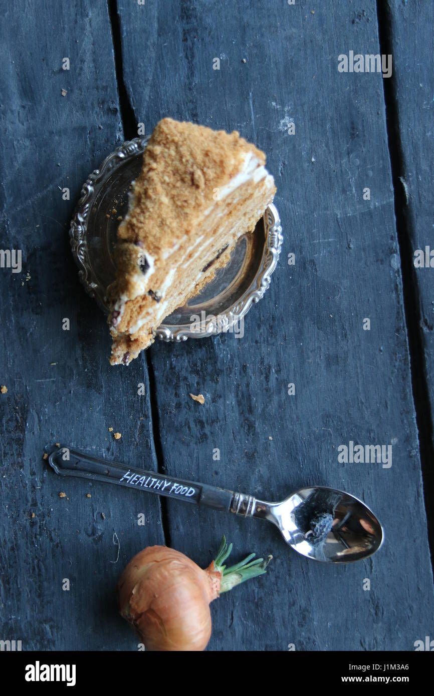 gesunde Ernährung-Konzept, Kuchen und Löffel auf rustikalen Holztisch Stockfoto