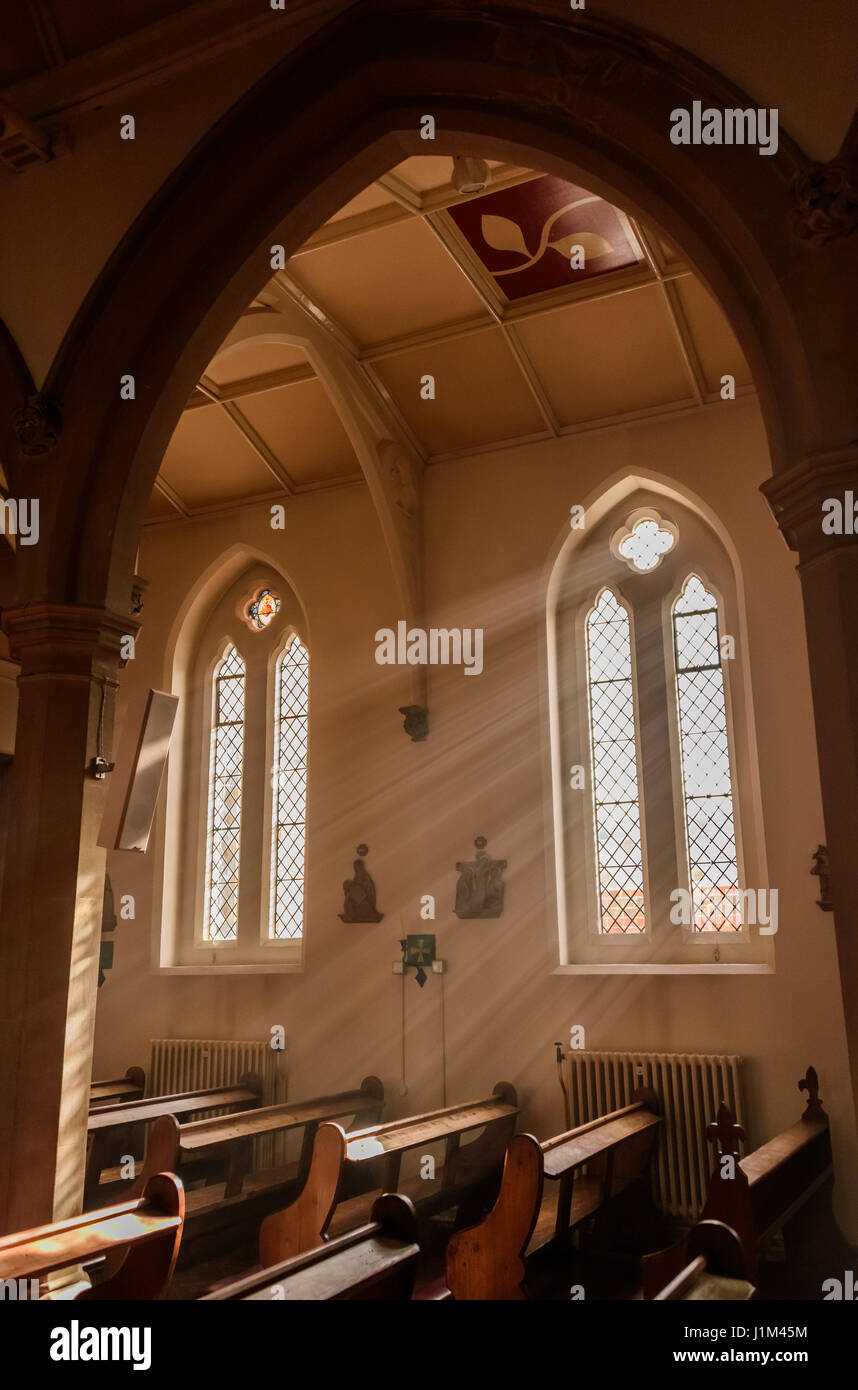 Sonnenlicht durch Kirchenfenster Stockfoto