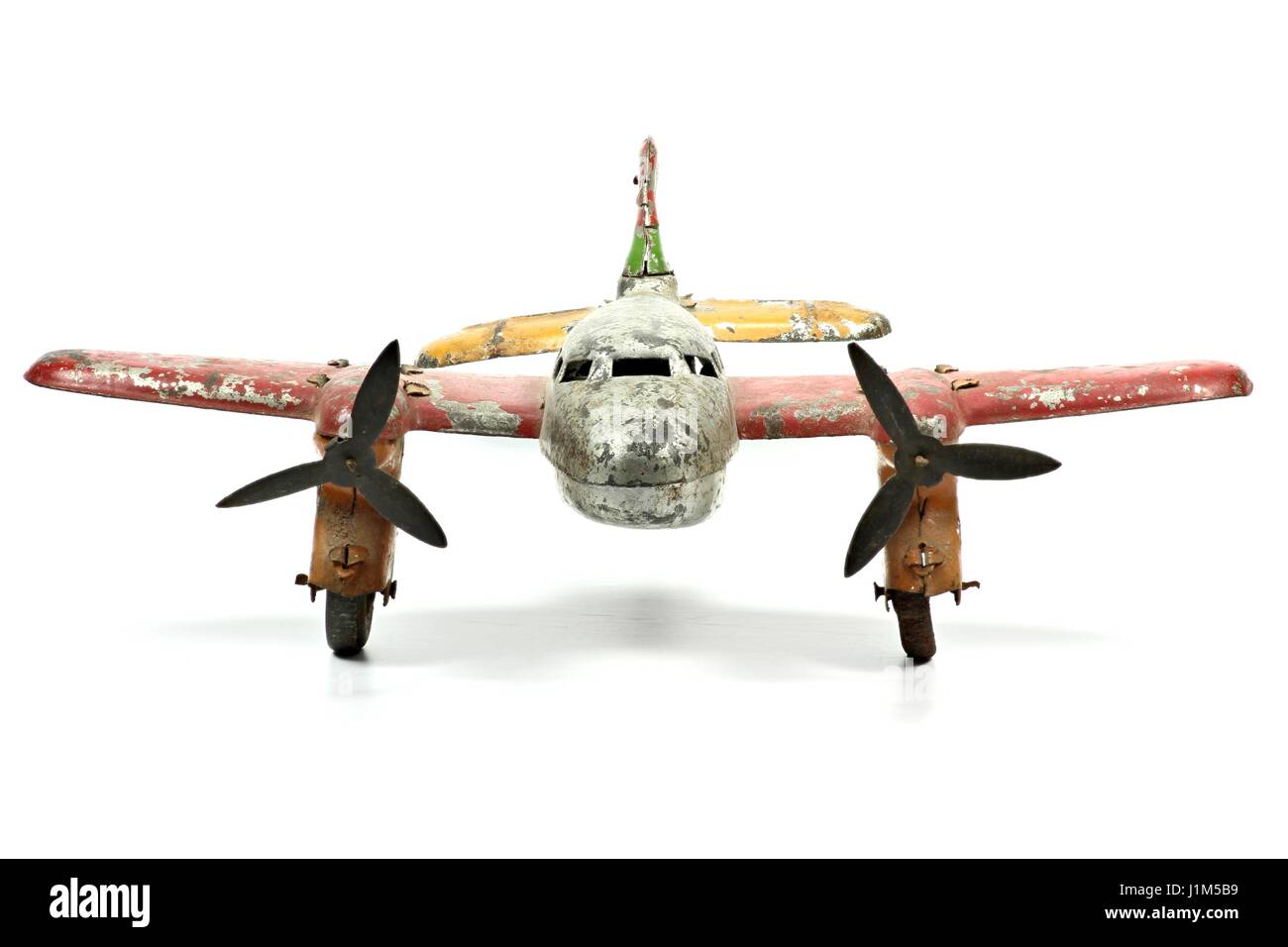 antikes Blechspielzeug Flugzeug isoliert auf weißem Hintergrund Stockfoto