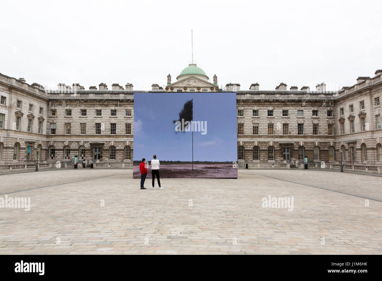 London, UK. 21. April 2017. Eine neue Kunstinstallation von John Gerrard öffnet im Hof des Somerset House, London, anlässlich des Earth Day 2017. Die Installation ist eine virtuelle Nachbildung des Standortes der weltweit ersten Öl-Entdeckung. Es wird eine ganze Nacht Eröffnung am Earth Day und läuft bis 27 April haben. Die Arbeit wird auch Rundfunk auf Channel 4 in der gesamten Erdentag unterbrechen. Stockfoto