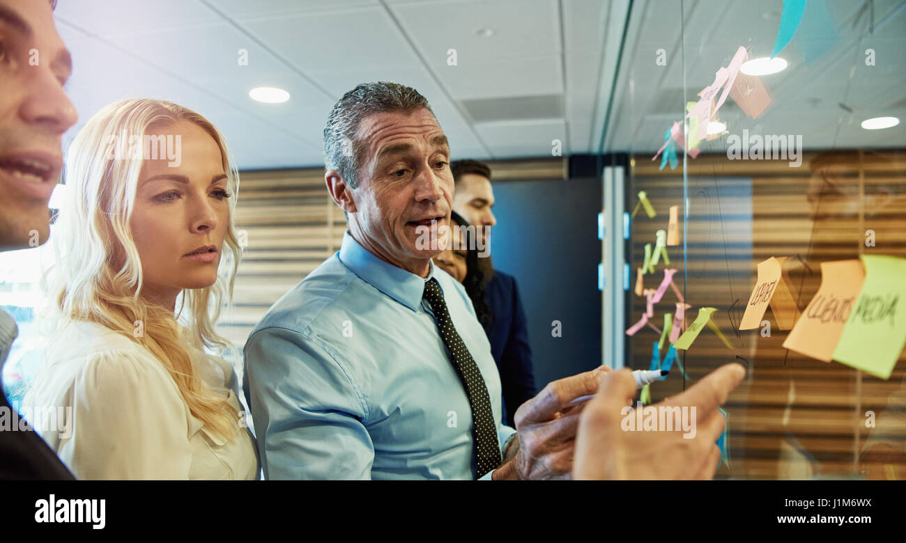 Multiethnische Business-Team im Büro Planung einer Strategie, die Arbeit mit den Aufklebern. Stockfoto