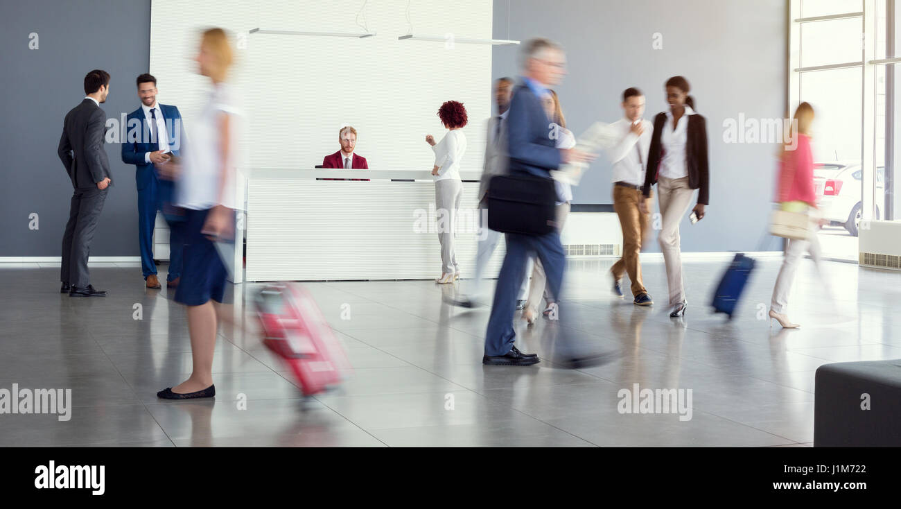 Ansicht der Flughafenhalle mit hastig Passagiere Stockfoto