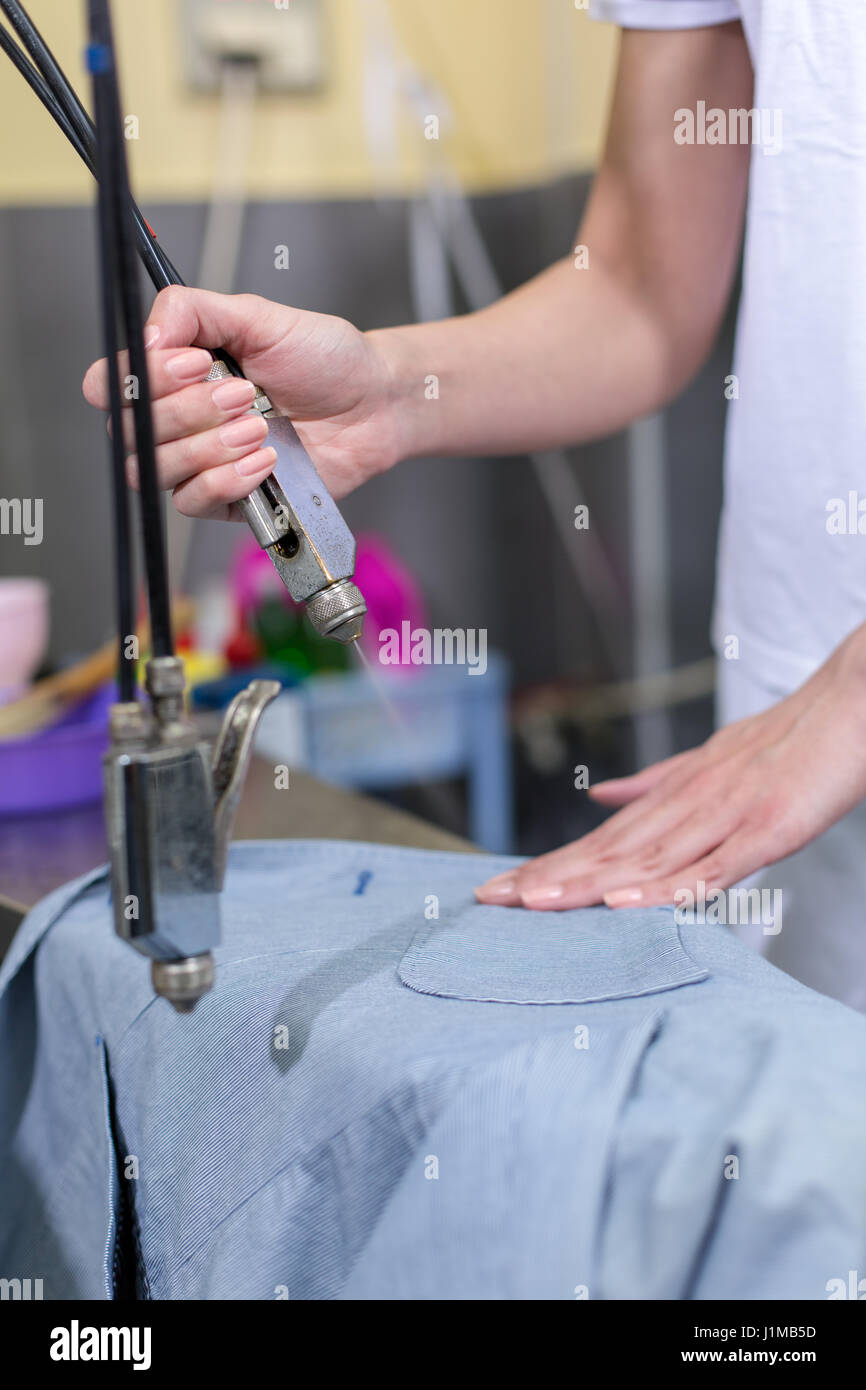 Sauberer Wäsche auf Dampfreiniger in Reinigung Stockfoto