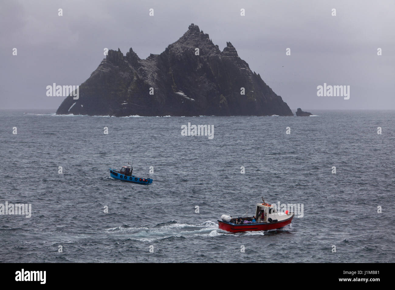 Tagesausflüge zu den Skellig sind sehr beliebt. Hier zwei Boote in entgegengesetzte Richtungen von Skellig Michael Kopf. Stockfoto