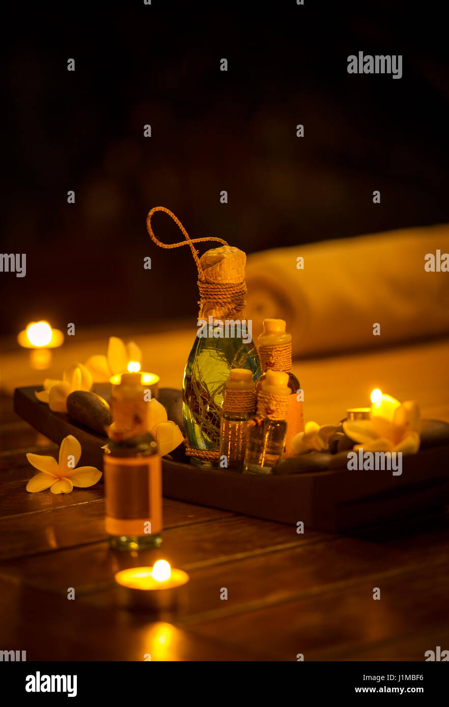 Flaschen Massageöl, Spa set mit Kerzen Stockfoto